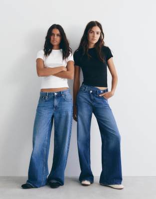 Pull & Bear - Pack mit figurbetonten T-Shirts in Weiß und Schwarz-Bunt