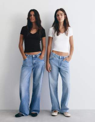 Pull & Bear - Pack mit T-Shirts in Weiß und Schwarz mit V-Ausschnitt-Bunt