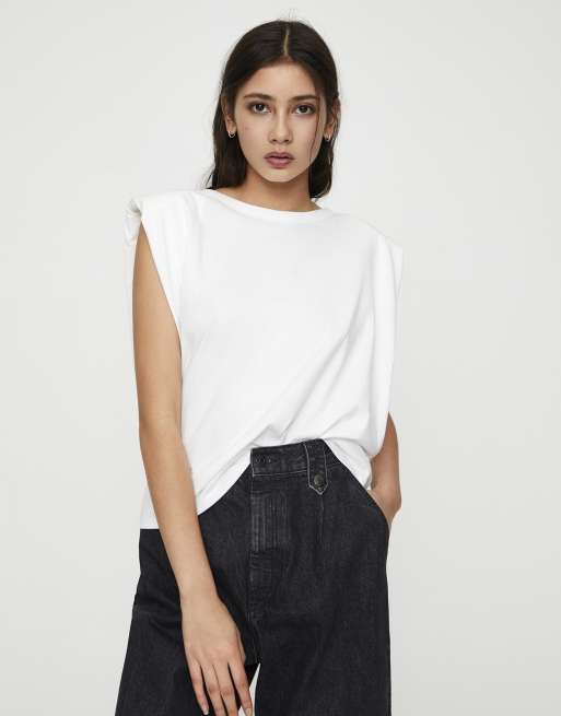 Pull&Bear padded shoulder vest in white, 3 of 4