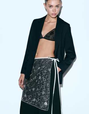 Pull & Bear - Pailletten-Minirock in Weiß