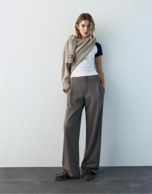Pull & Bear - Pantalon à pinces ajusté - Taupe-Gris 42