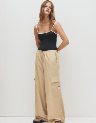 Pull & Bear - Pantalon cargo bouffant en tissu technique - Ocre-Brown