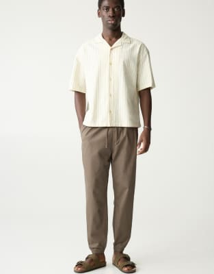 Pantalon de jogging en tissu textur - Kaki - Pull & bear - Modalova
