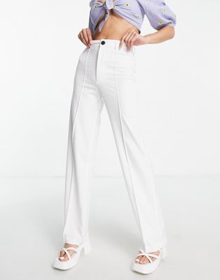 Pull&Bear - Pantalon droit ajusté à taille haute avec coutures sur le devant - Blanc | ASOS