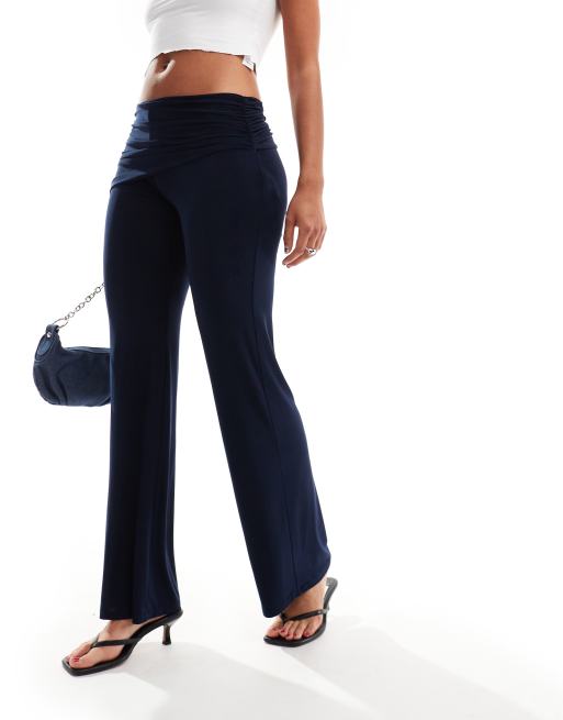 Pull&Bear - Pantalon évasé sculptant froncé et replié à la taille - Bleu marine