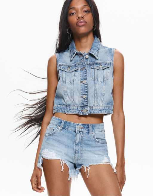 Pull&Bear - Pantaloncini di jeans color blu medio con strappi sugli orli