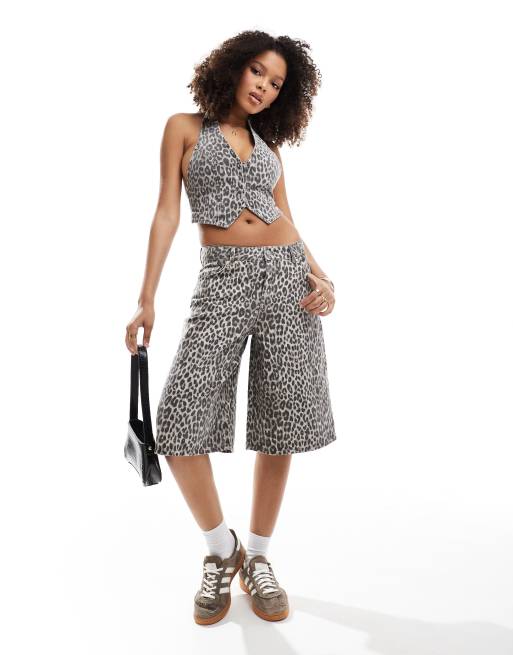 Pull&Bear - Pantaloncini di jeans taglio lungo con stampa leopardata