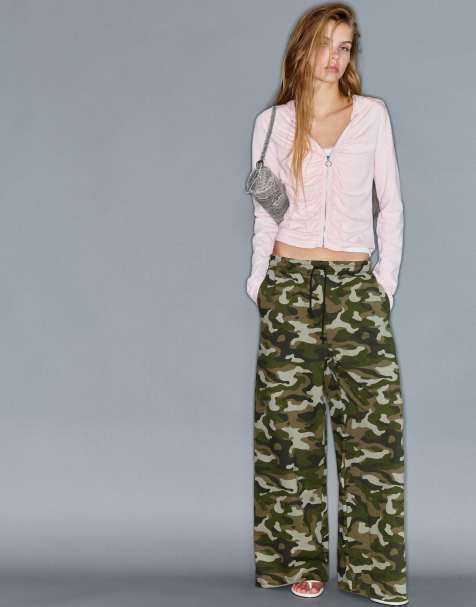 Pull&Bear pantaloni a gamba ampia con stampa color kaki - view 1