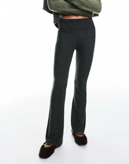 Pull&Bear - Pantaloni a zampa morbidi al tatto color grigio scuro