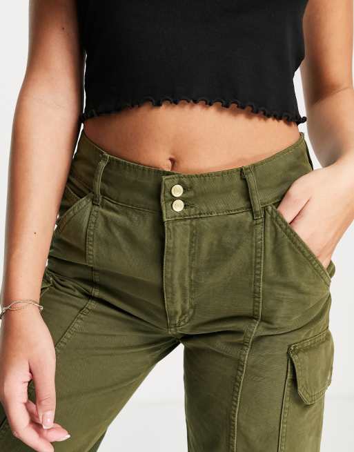 Pull Bear Pantaloni cargo corti color kaki a gamba dritta
