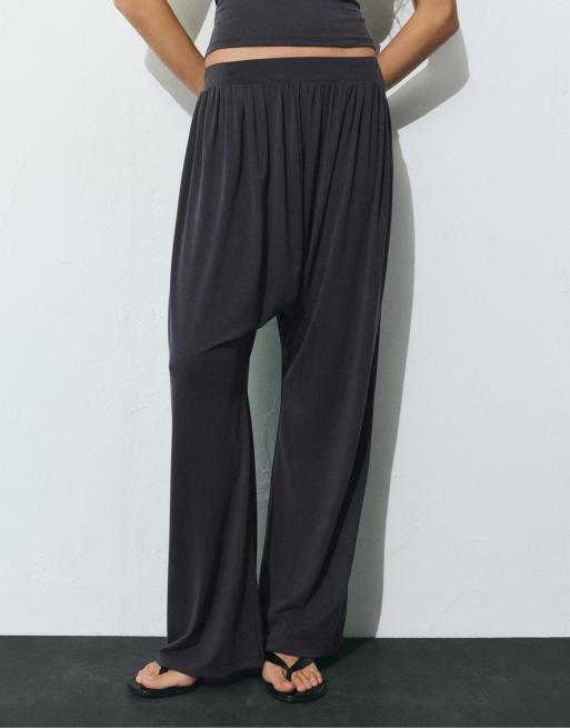 Pull&Bear - Pantaloni comodi in cupro grigio scuro, 2 di 4