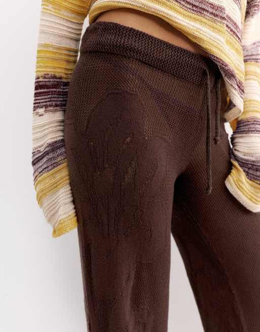 Pull&Bear - Pantaloni marroni con cut-out floreali, 3 di 7