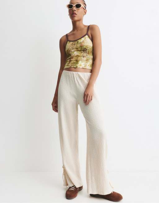 Pull&Bear - Pantaloni testurizzati beige con dettagli annodati