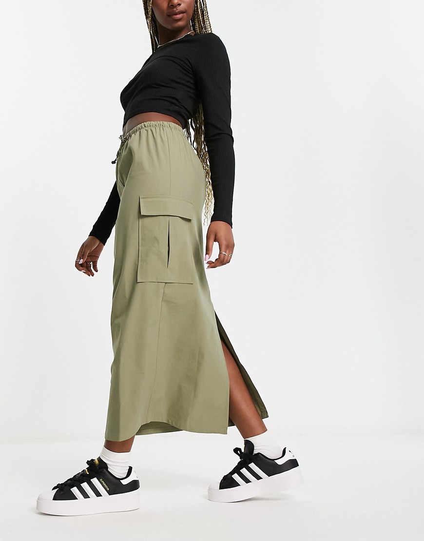 Pull & Bear parachute cargo midaxi skirt in khaki with toggle detail-Green