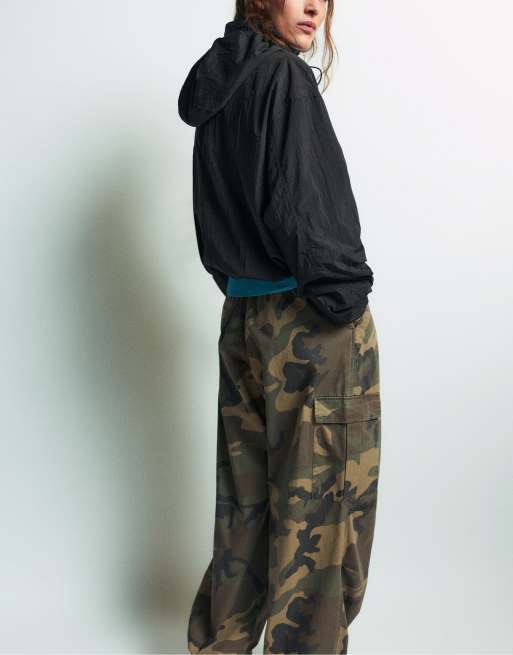 Pull&Bear parachutebroek met camouflageprint, 4 van 7