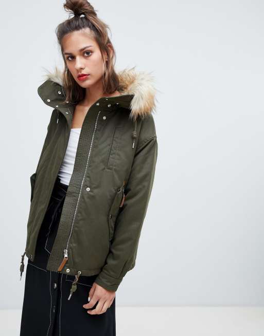 Pull&Bear - Parka kaki ad altezza vita con cappuccio in pelliccia sintetica