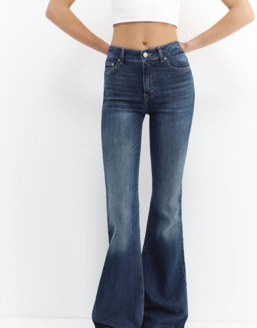 Pull&Bear Petite – Eng geschnittene Schlagjeans in dunklem Indigoblau, 2 von 4