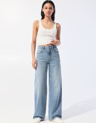 Pull & Bear Petite - Jeans in Mittelblau mit hohem Bund und weitem Bein
