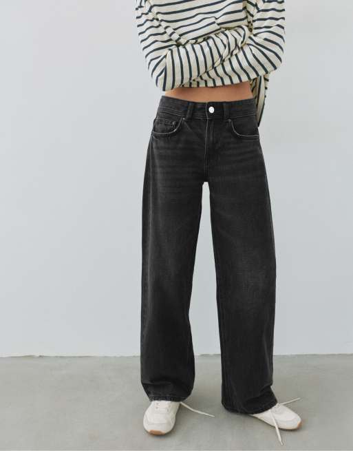 Pull&Bear Petite lavtaljede jeans med lige ben i sort tone, 3 af 5