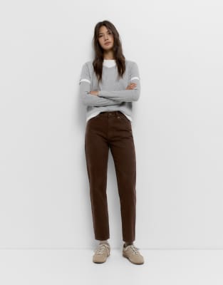 Pull & Bear Petite - Mom-Jeans in Braun mit hohem Bund-Brown