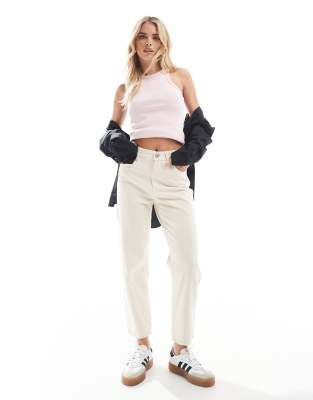 Pull & Bear Petite - Mom-Jeans in Ecru mit hohem Bund-Weiß