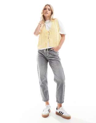 Pull & Bear Petite - Mom-Jeans in Grau mit hohem Bund