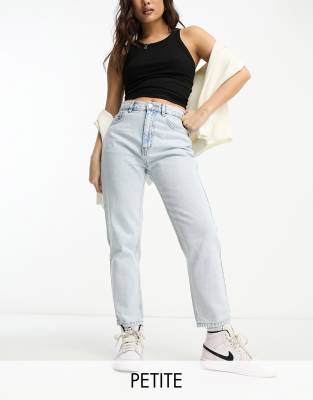 Pull & Bear Petite - Mom-Jeans in Hellblau mit hohem Bund