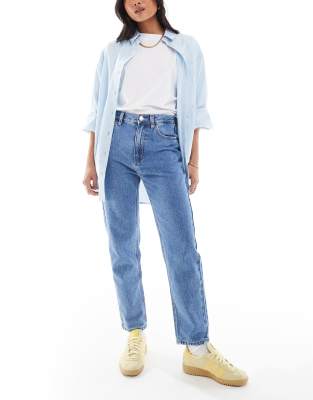 Petite mom jeans in medium blue