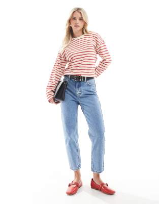 Pull & Bear Petite - Mom-Jeans in Mittelblau mit hohem Bund