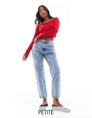 Pull & Bear Petite - Mom-Jeans in mittelblauer Waschung mit hohem Bund