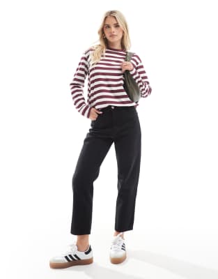 Pull & Bear Petite - Mom-Jeans in verwaschenem Schwarz mit hohem Bund