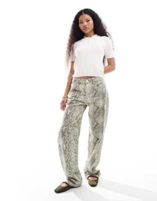 Pull & Bear Petite - Weit geschnittene Jeans mit Schlangenmuster-Bunt