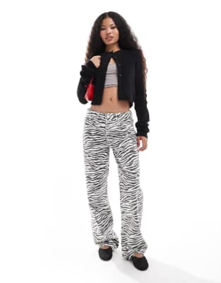 Thumbnail - Pull & Bear Petite - Weit geschnittene Jeans mit Zebramuster-Bunt