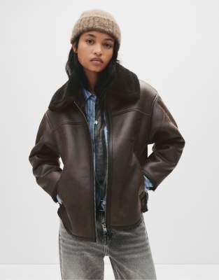 Pull & Bear - Pilotenjacke in Braun mit Lammfellkragen-Brown
