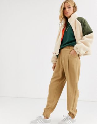 Pull&Bear pleat detail trousers in brown | ASOS