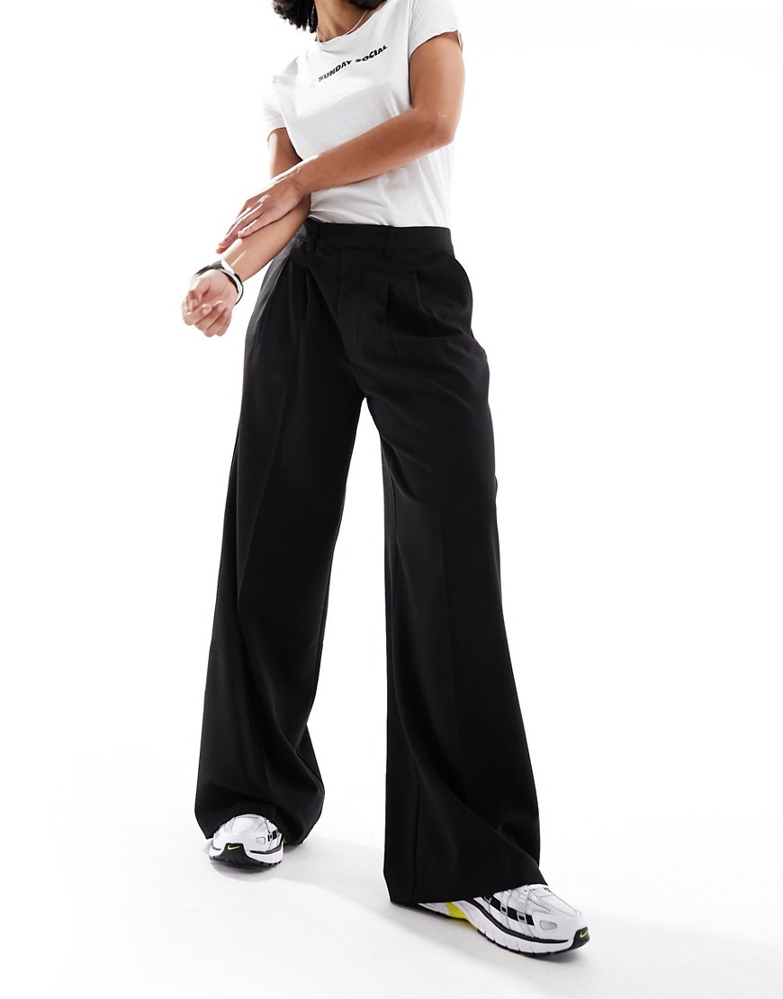 Pull & Bear pleat detail wide leg tailored trouser in black