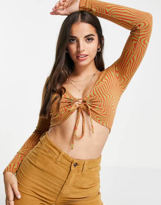 Pull&Bear – Pomarańczowy krótki top z długimi rękawami, falującym wzorem w stylu retro i ozdobnym kółkiem