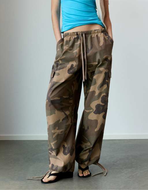 Pull&Bear Printed parachute trousers in khaki, 2 of 6