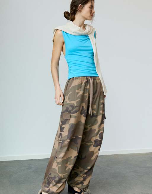 Pull&Bear Printede parachutebukser i camo, 2 af 7