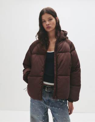 Pull & Bear - Pufferjacke in Weinrot mit Kapuze