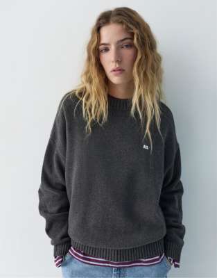 Pull & Bear - Pull brodé sur l'avant - Gris