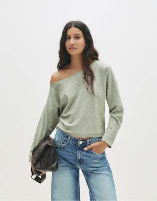 Pull & Bear - Pullover in blassem Khaki mit asymmetrischem Ausschnitt-Grün