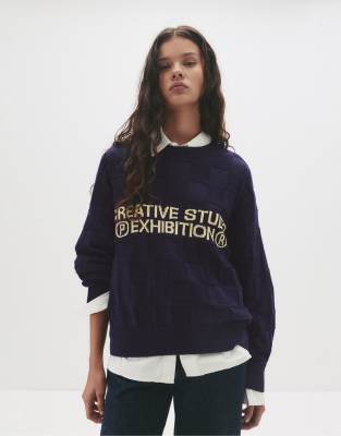 Pull & Bear - Pullover in Marineblau mit Kontrast-Textprint