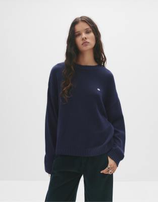 Pull & Bear - Pullover in Marineblau mit Logo-Stickerei