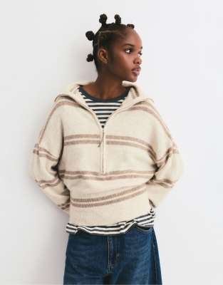Pull & Bear - Pullover in Sand mit weitem Ausschnitt und Reißverschluss-Neutral
