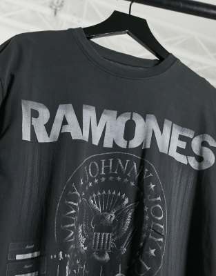 pull and bear ramones t shirt