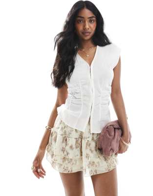 Pull & Bear - Rara - Minirock in Weiß mit Blumenmuster