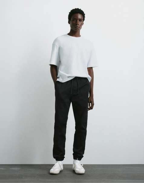 Pull&Bear Regular Fit Jogginghose in Schwarz - view 1