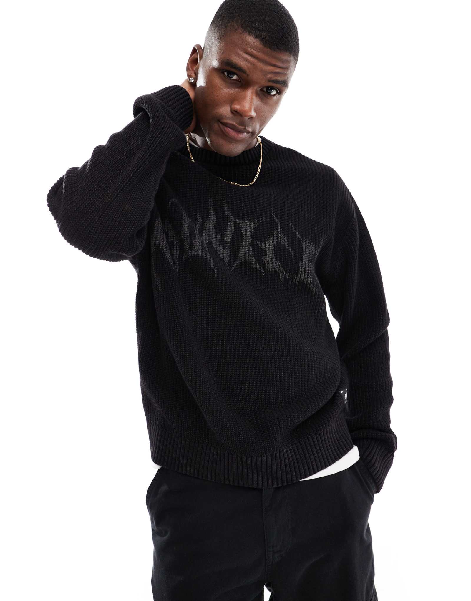 Черный свитер с принтом в рубчик Pull-Bear выстиранный кислотной стиркой 7390₽