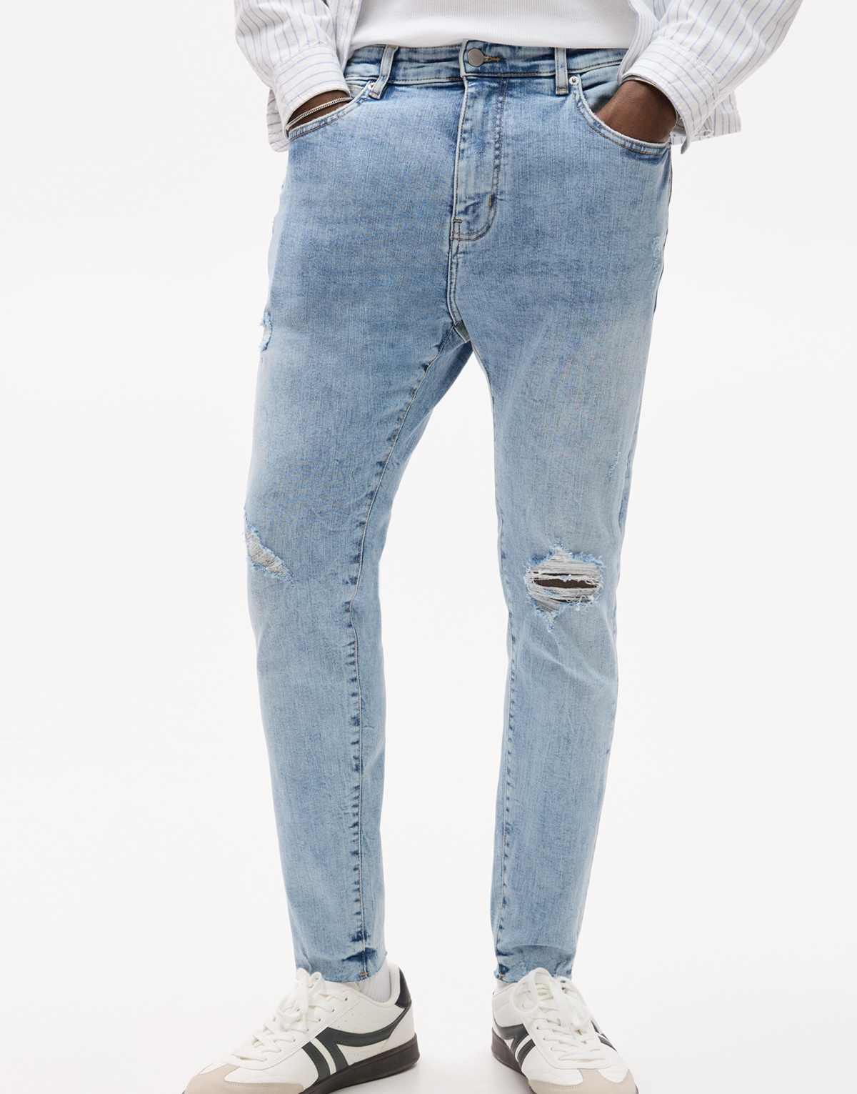 Pull&Bear Ripped carrot fit jeans in medium blue